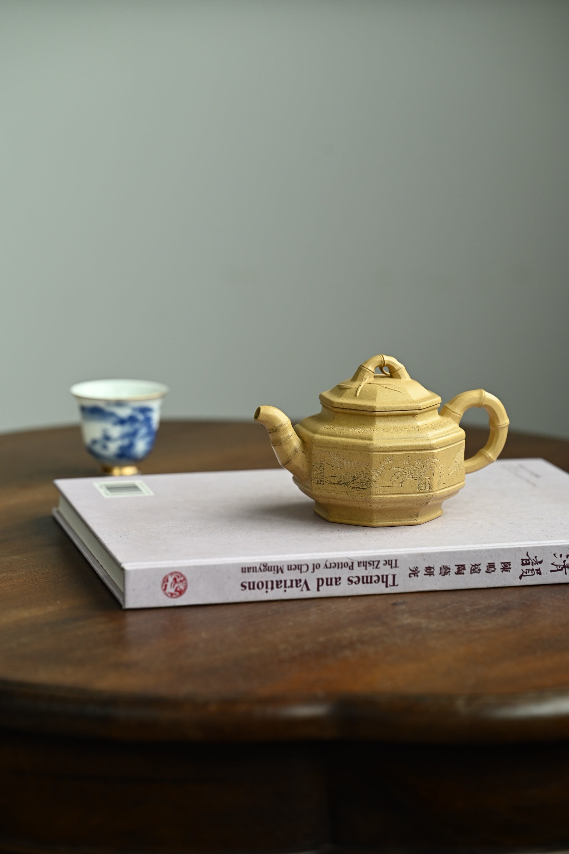 八瓣竹鼓·全手工/容量230cc/原矿段泥 壶的立面筋线，自下而上贯通，与嘴、把沟通而浑成一体