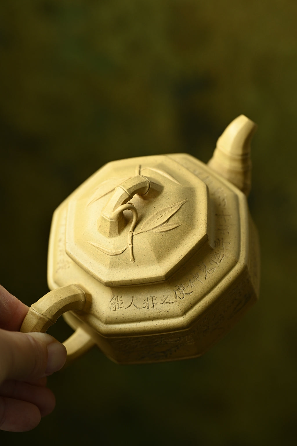 八瓣竹鼓·全手工/容量230cc/原矿段泥 壶的立面筋线，自下而上贯通，与嘴、把沟通而浑成一体