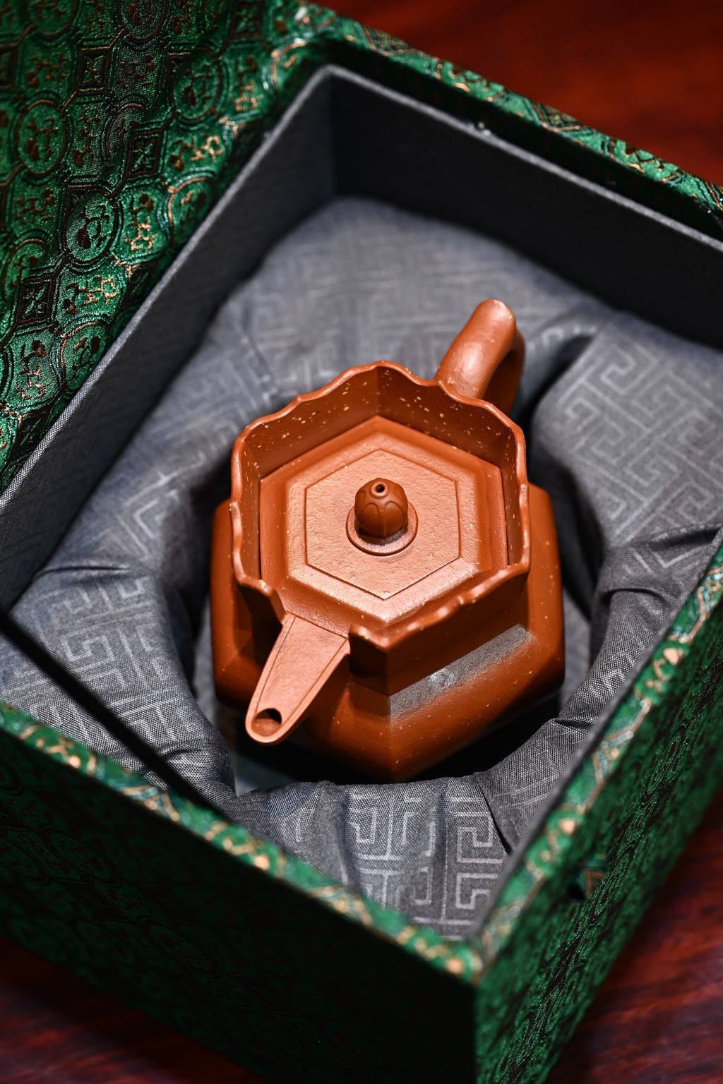 僧帽·全手工/多届全手工大赛二等奖大拍陶手吴涛作品 /容量240cc/极品朱砂 “僧帽壶”的造型棱角分明、精雅独到