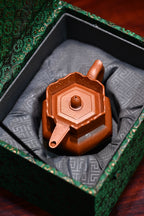 僧帽·全手工/多届全手工大赛二等奖大拍陶手吴涛作品 /容量240cc/极品朱砂 “僧帽壶”的造型棱角分明、精雅独到