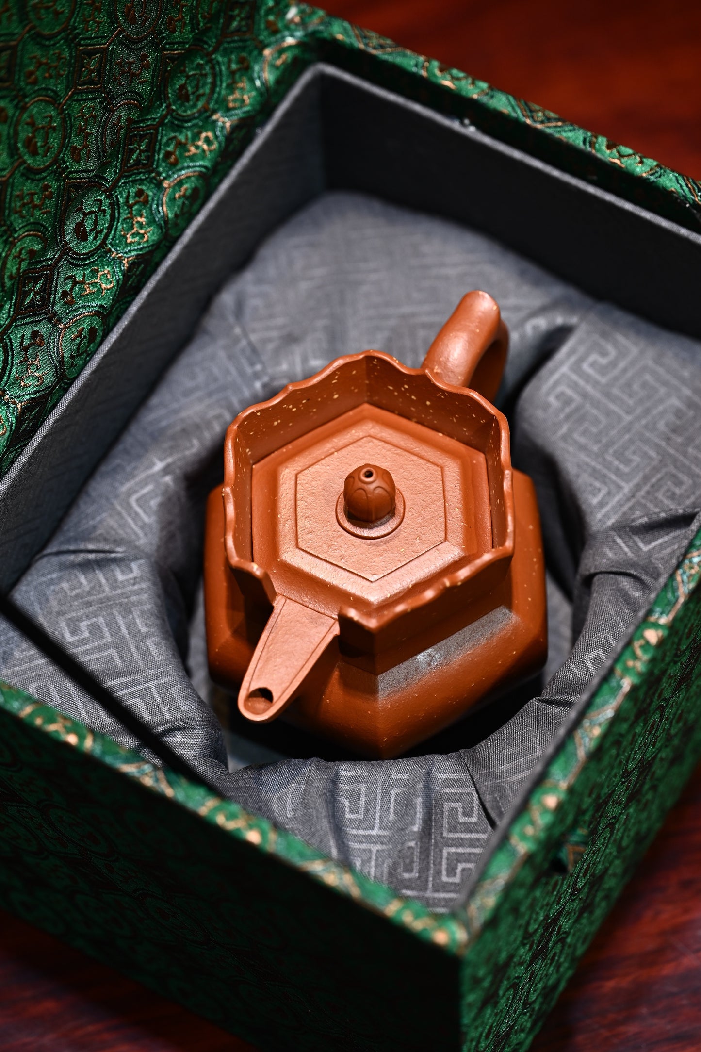 僧帽·全手工/多届全手工大赛二等奖大拍陶手吴涛作品 /容量240cc/极品朱砂 “僧帽壶”的造型棱角分明、精雅独到