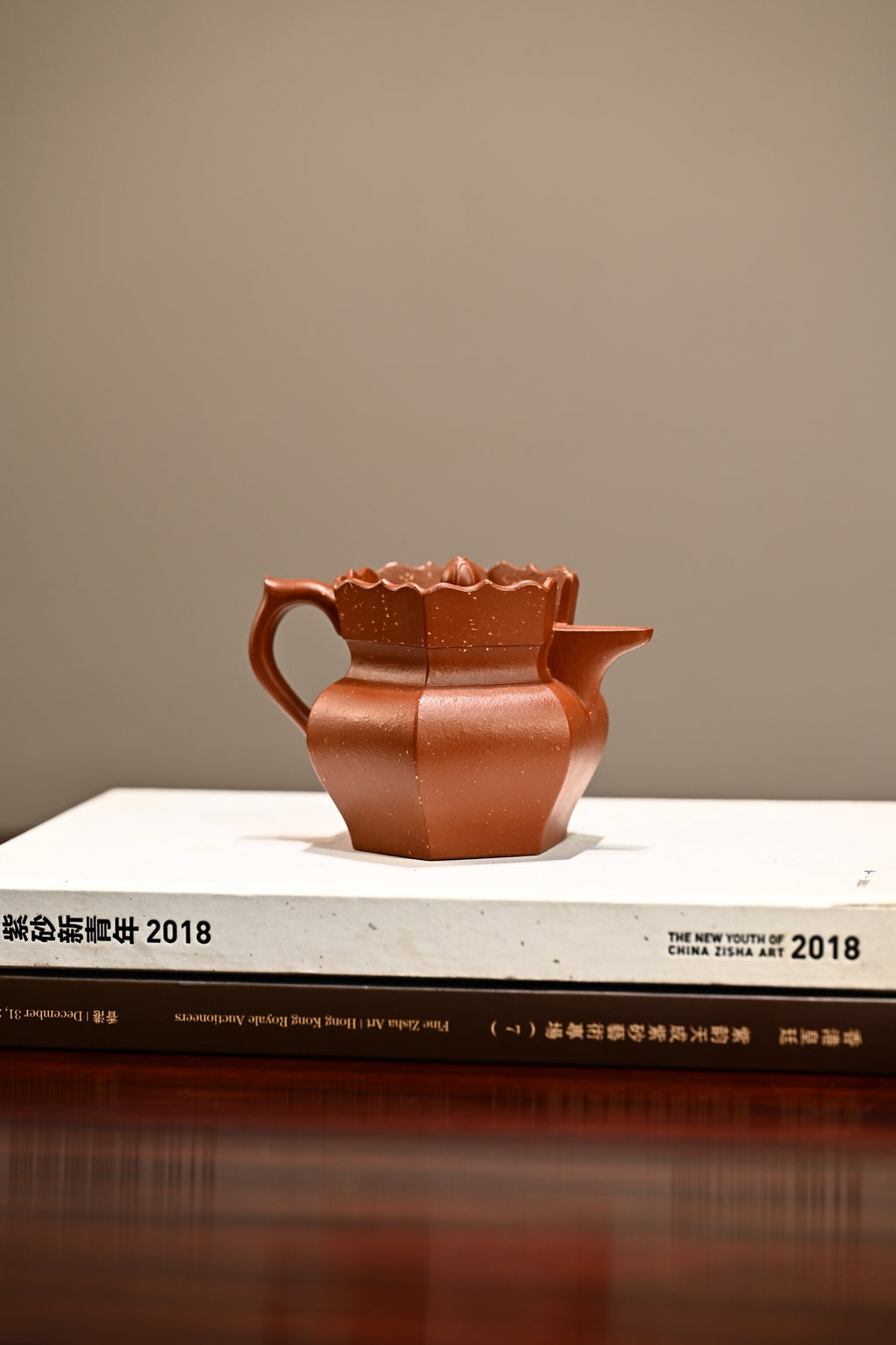 僧帽·全手工/多届全手工大赛二等奖大拍陶手吴涛作品 /容量240cc/极品朱砂 “僧帽壶”的造型棱角分明、精雅独到