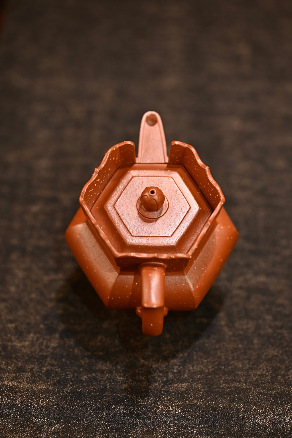 僧帽·全手工/多届全手工大赛二等奖大拍陶手吴涛作品 /容量240cc/极品朱砂 “僧帽壶”的造型棱角分明、精雅独到