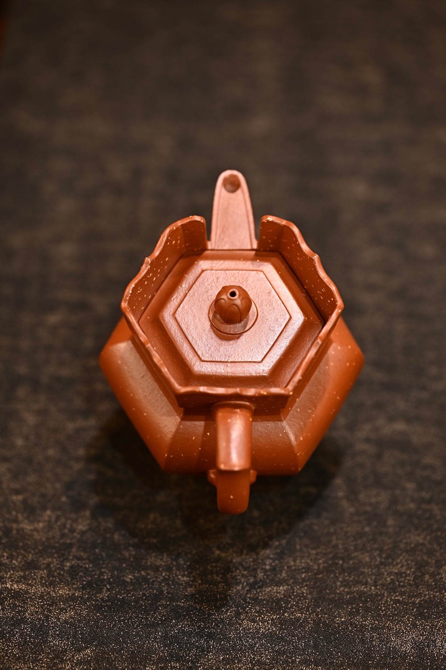 僧帽·全手工/多届全手工大赛二等奖大拍陶手吴涛作品 /容量240cc/极品朱砂 “僧帽壶”的造型棱角分明、精雅独到
