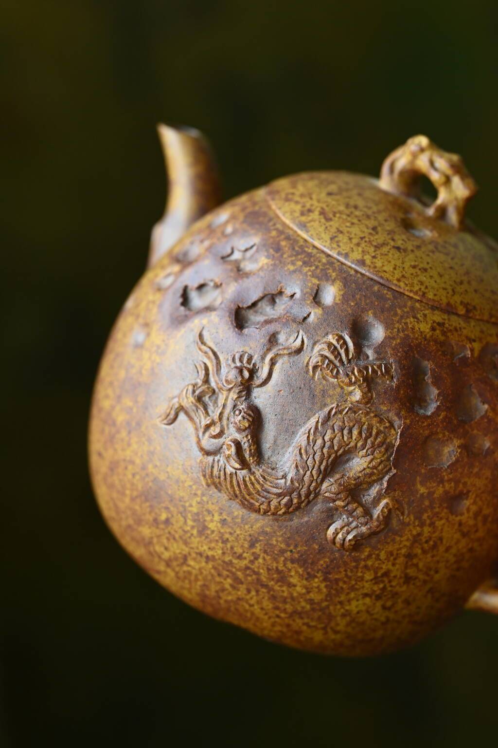 隐龙供春·全手工/容量290cc/段泥柴烧 壶身肌理斑驳，似沧桑古树，以龙融入壶体