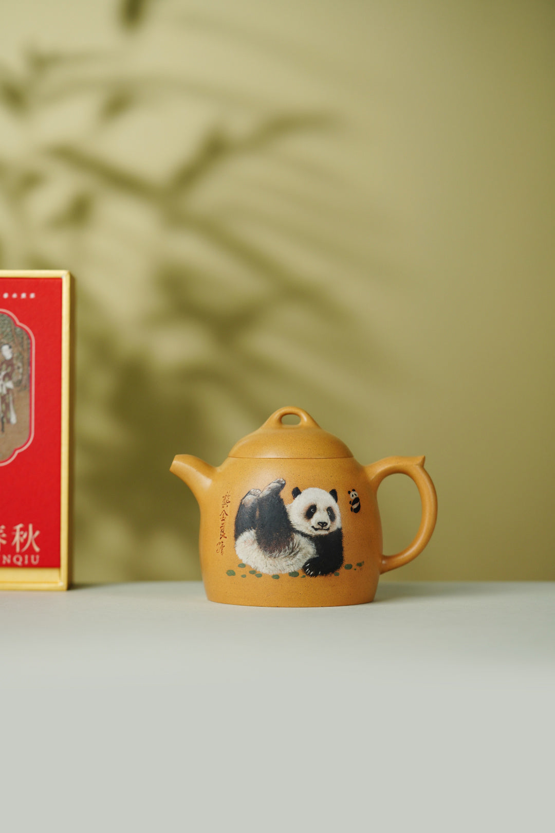 【稀世紫砂·国宝传世】龚金良大师绘国宝熊猫《秦权壶》原矿优质黄金段泥 380cc