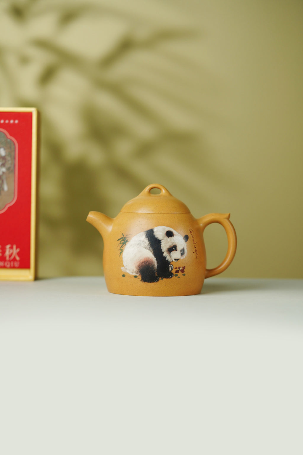 【稀世紫砂·国宝传世】龚金良大师绘国宝熊猫《秦权壶》原矿优质黄金段泥 380cc