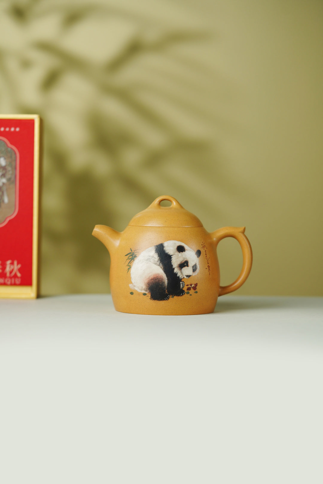 【稀世紫砂·国宝传世】龚金良大师绘国宝熊猫《秦权壶》原矿优质黄金段泥 380cc