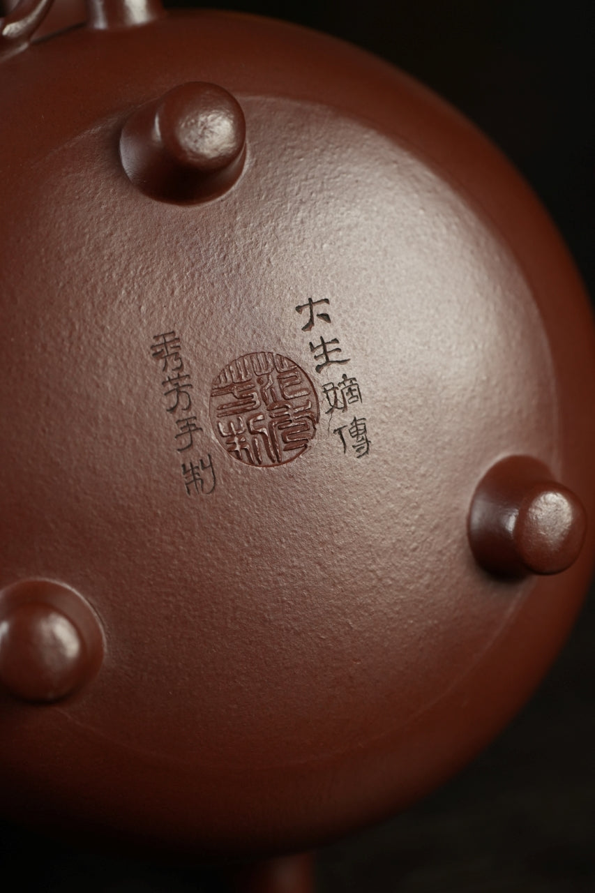 百年传承 紫砂世家｜大生壶第四代嫡传·省大师范秀芳臻品《三足雪桃壶》——原矿优质紫朱砂·350cc（入册款代表作）