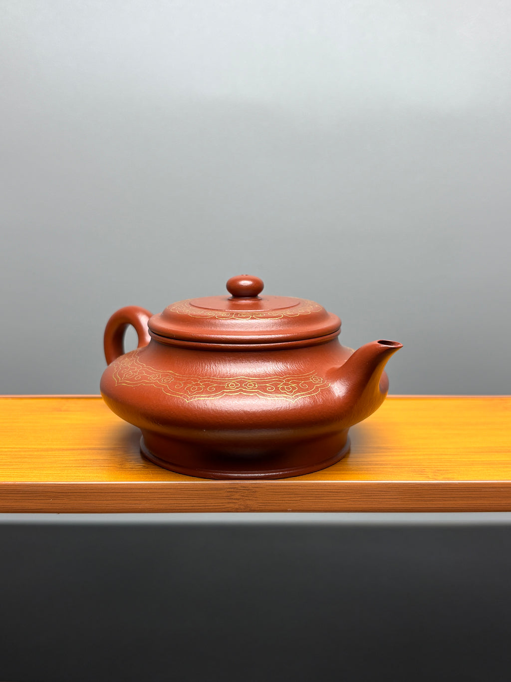 徐伟强全手工·紫砂臻品《虚扁壶》典藏重器｜卡真金丝工艺·价值攀阶，潜力无界！——原矿优质朱泥·150cc