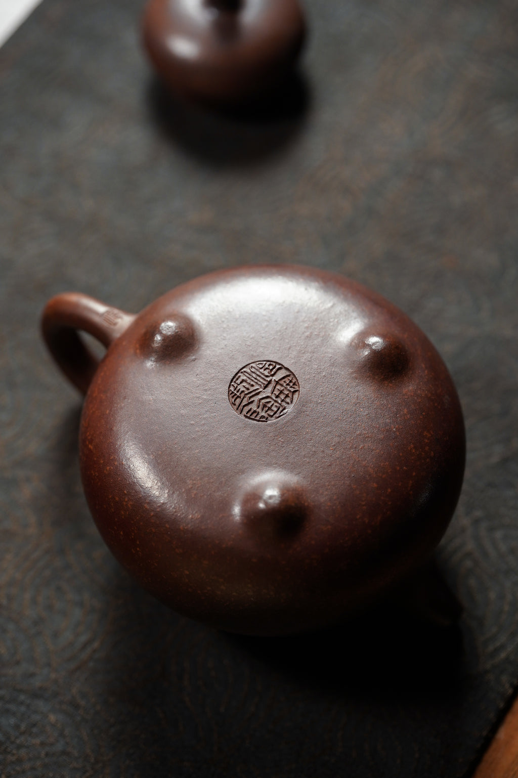 范泽锋高徒·邱爽紫砂潜力重器《三足乳鼎壶》——原矿优质黄金段柴烧·300cc ——江苏省级大师·邱爽 亲制