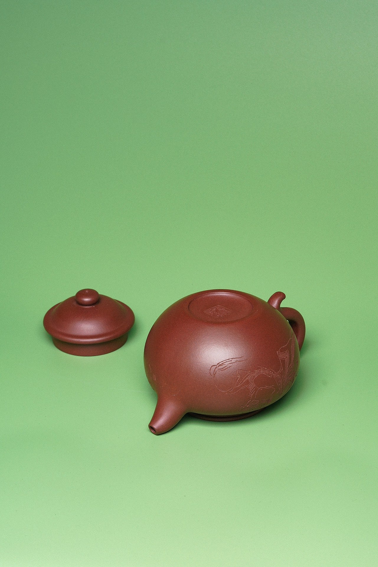 紫砂臻品·礼藏首选｜周建春大师扛鼎之作《莲子壶》——原矿优质底槽清·420cc ——正高级工艺美术师·周建春·制 - ZishaTeapotChina