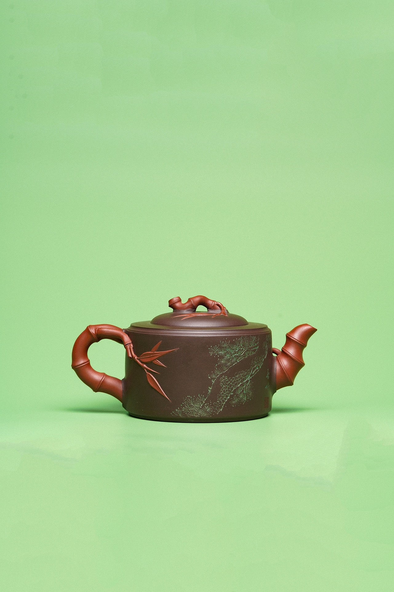 紫砂臻品·礼藏首选｜周建春大师扛鼎之作《松凤竹段壶》——原矿优质老紫泥双拼·600cc ——正高级工艺美术师·周建春·制