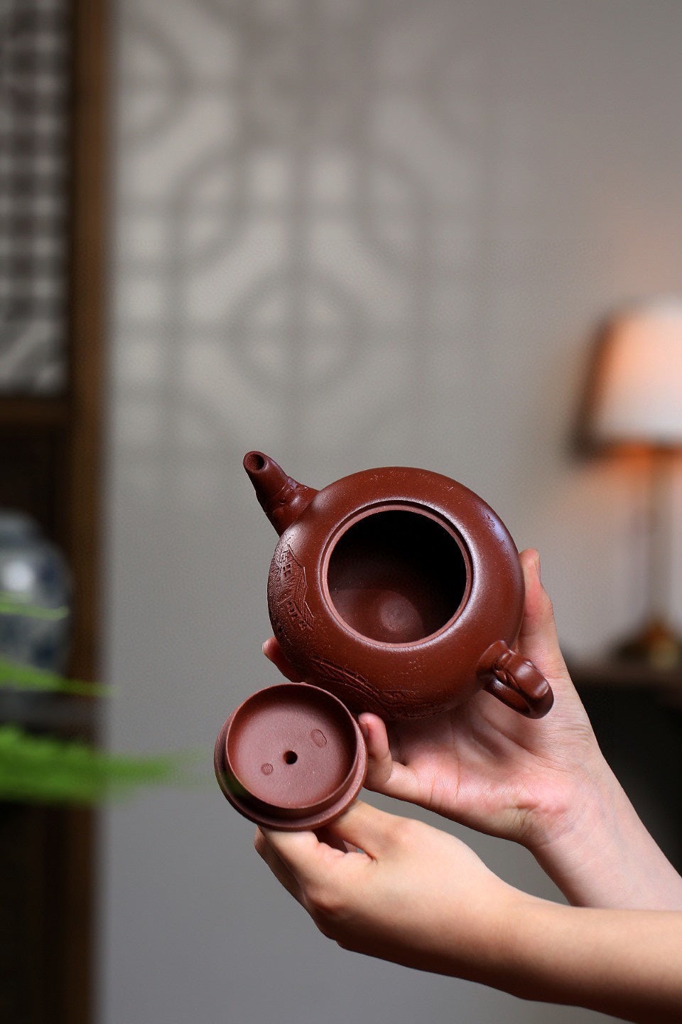 宜兴原矿紫砂，工艺师精品佳作推荐【龙珠】 原矿红降坡，约450cc，7孔出水 作者：潘老师 工艺美术师