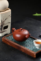 宜兴原矿紫砂，工艺师精品佳作推荐【龙珠】 原矿红降坡，约450cc，7孔出水 作者：潘老师 工艺美术师