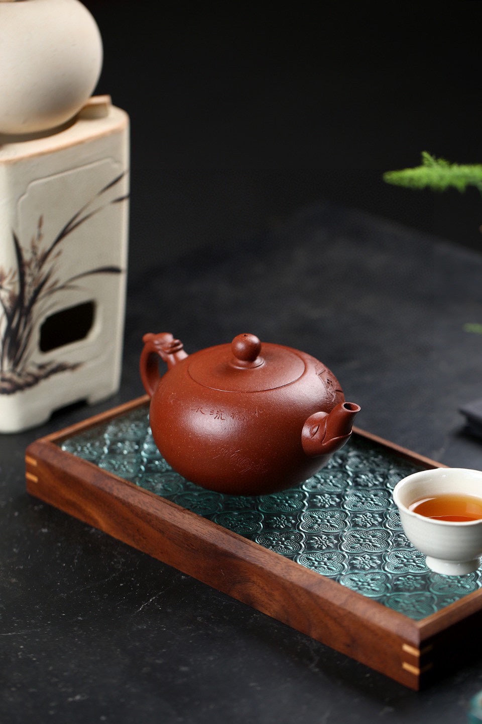 宜兴原矿紫砂，工艺师精品佳作推荐【龙珠】 原矿红降坡，约450cc，7孔出水 作者：潘老师 工艺美术师