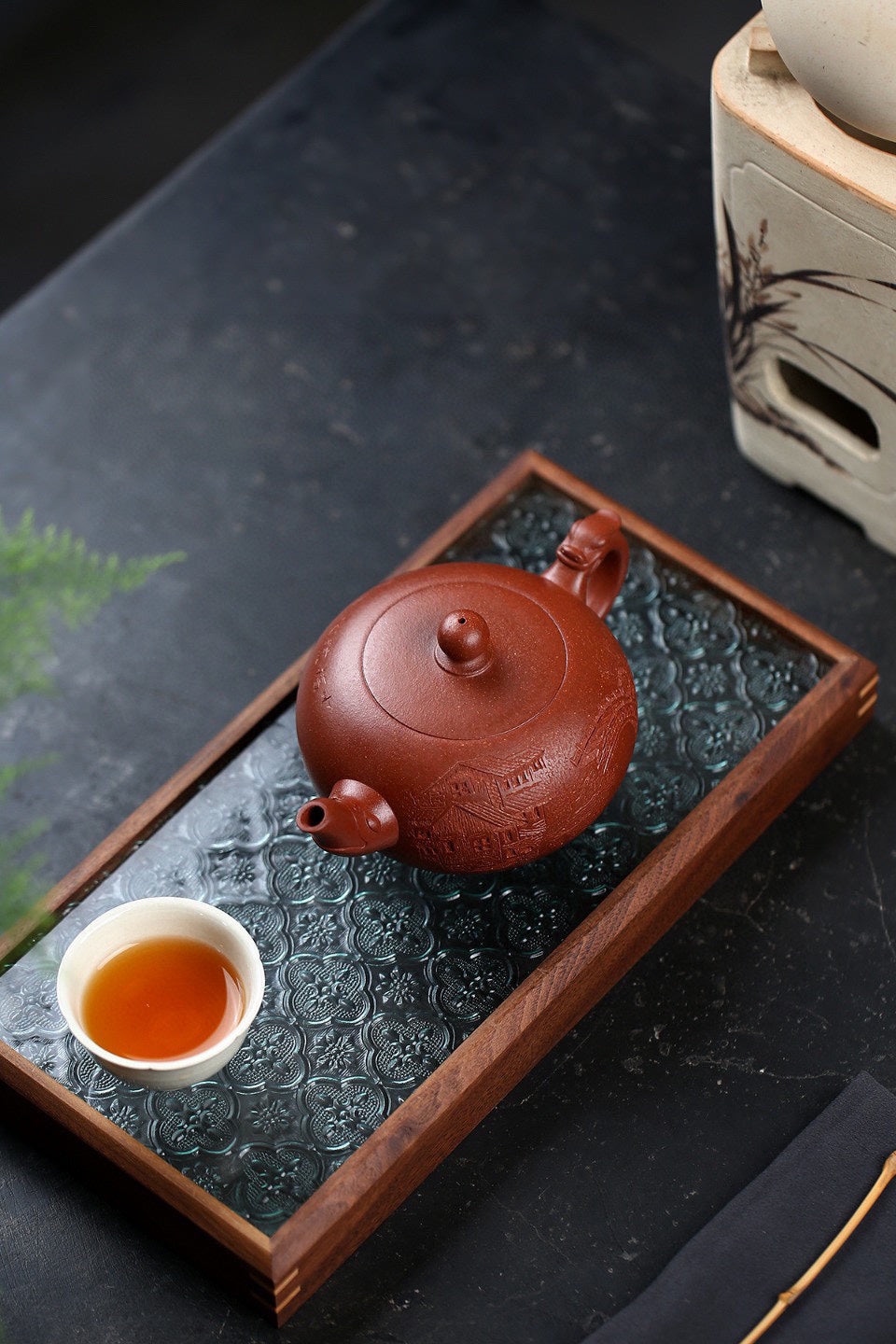宜兴原矿紫砂，工艺师精品佳作推荐【龙珠】 原矿红降坡，约450cc，7孔出水 作者：潘老师 工艺美术师