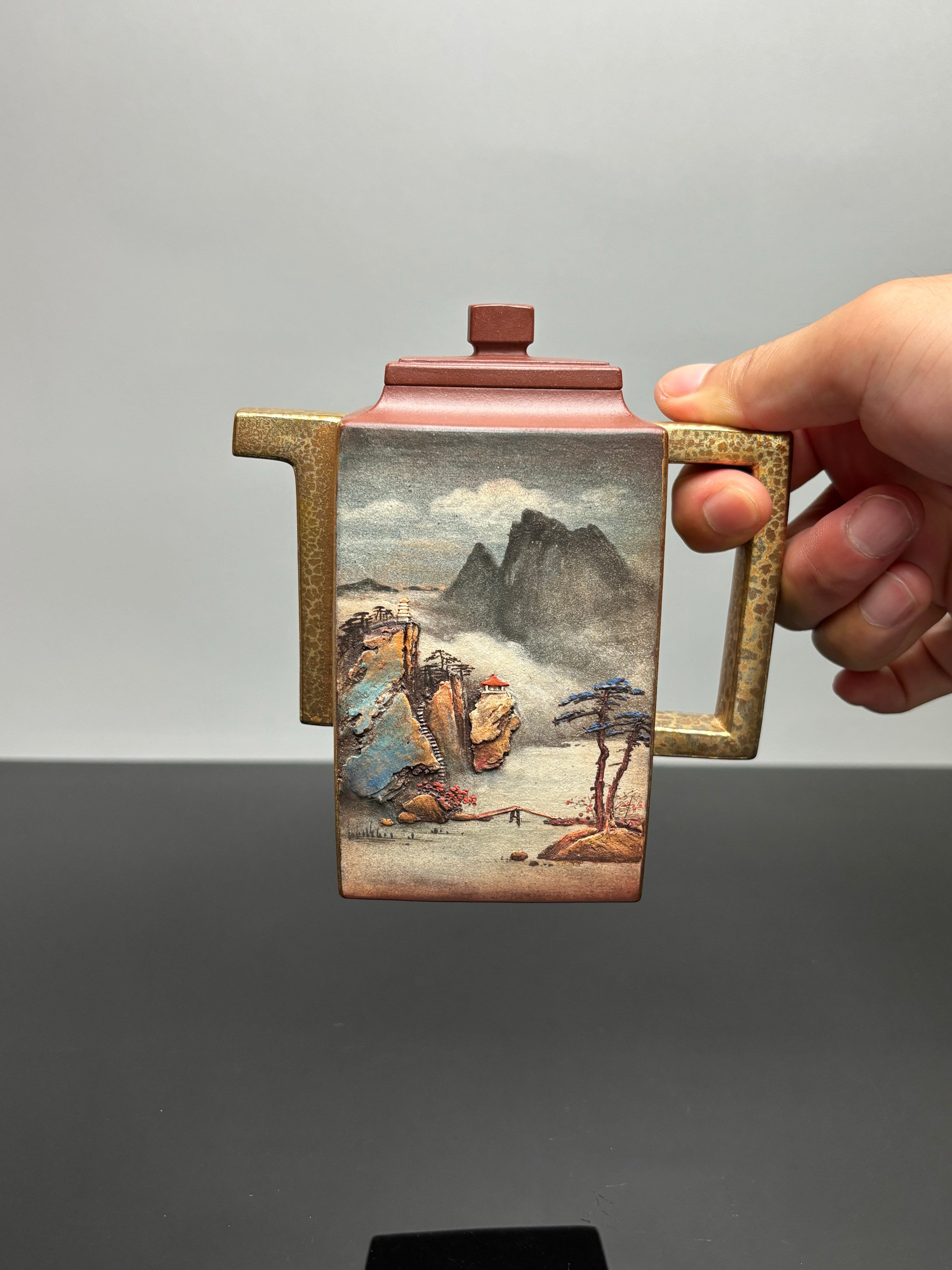 双宗师合璧·紫砂史巅峰紫砂界天花板泥画｜何光宏·邱玉林联袂创作稀世孤品《高升壶》——原矿优质底槽清·450cc
