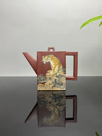 紫砂业界天花板·李金强亲绘稀世孤品【砖方壶·志存高远】原矿优质底槽清·500cc方壶纳尽山河阔，虎绘凌云志气雄。