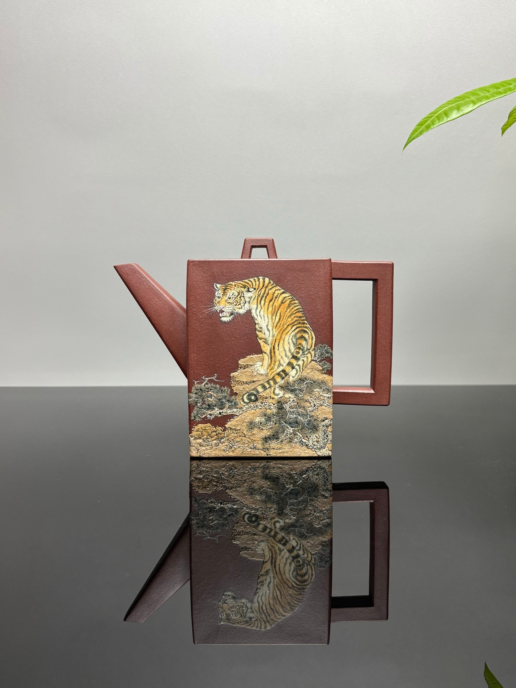 紫砂业界天花板·李金强亲绘稀世孤品【砖方壶·志存高远】原矿优质底槽清·500cc方壶纳尽山河阔，虎绘凌云志气雄。