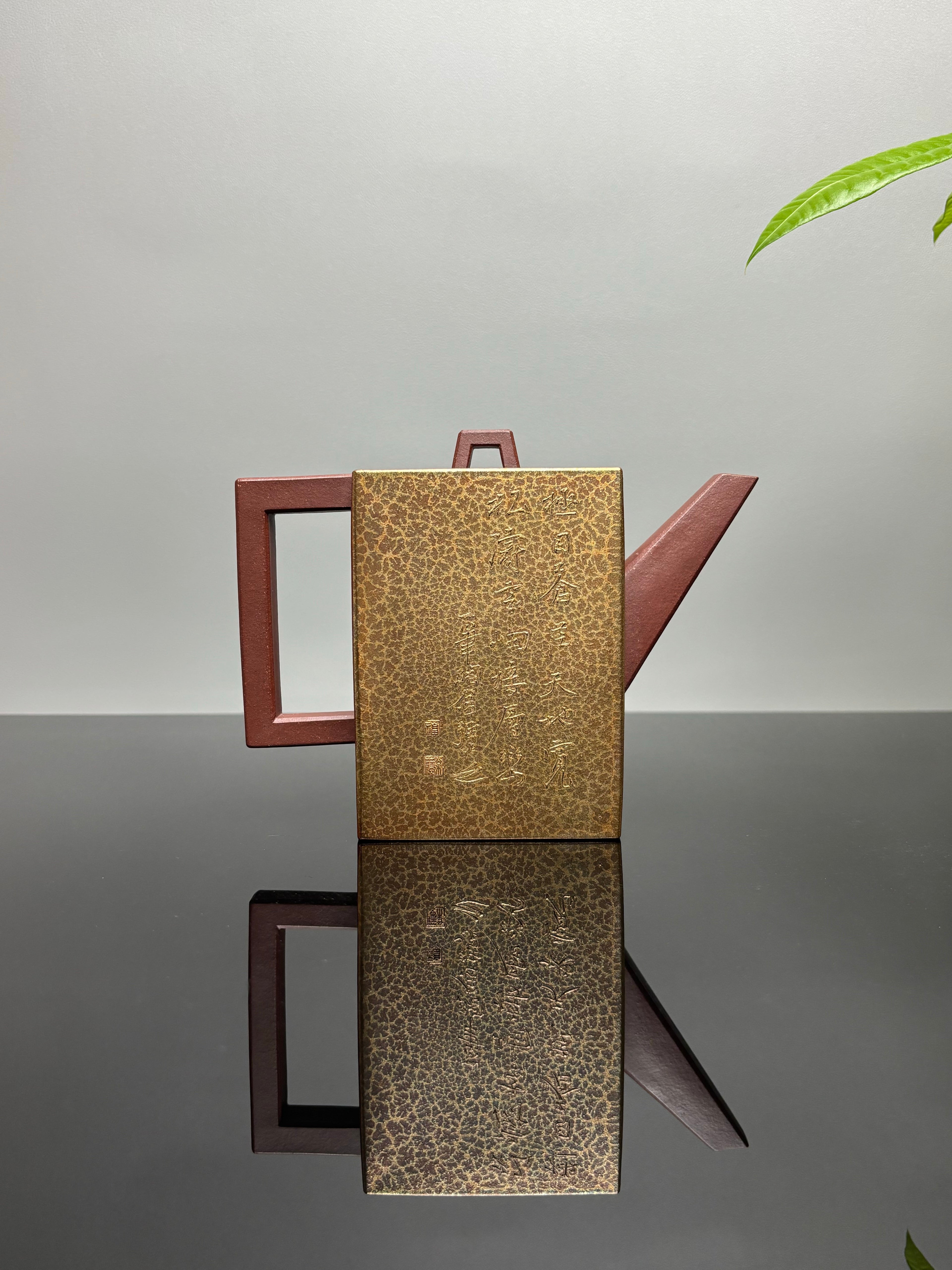紫砂业界天花板·李金强亲绘稀世孤品【砖方壶·志存高远】原矿优质底槽清·500cc方壶纳尽山河阔，虎绘凌云志气雄。