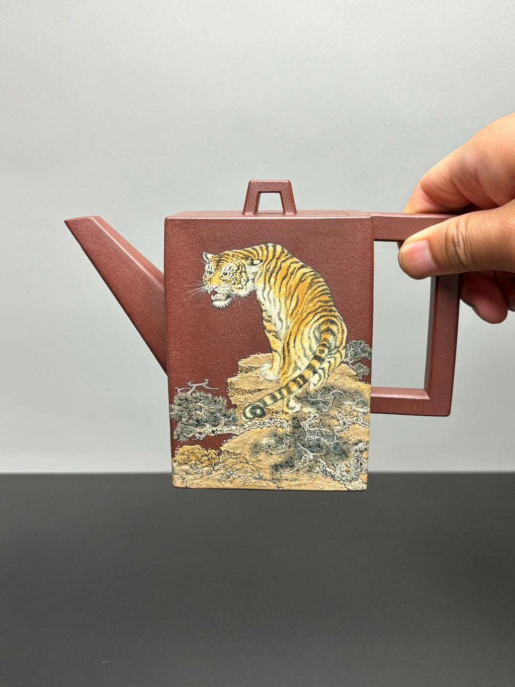 紫砂业界天花板·李金强亲绘稀世孤品【砖方壶·志存高远】原矿优质底槽清·500cc方壶纳尽山河阔，虎绘凌云志气雄。