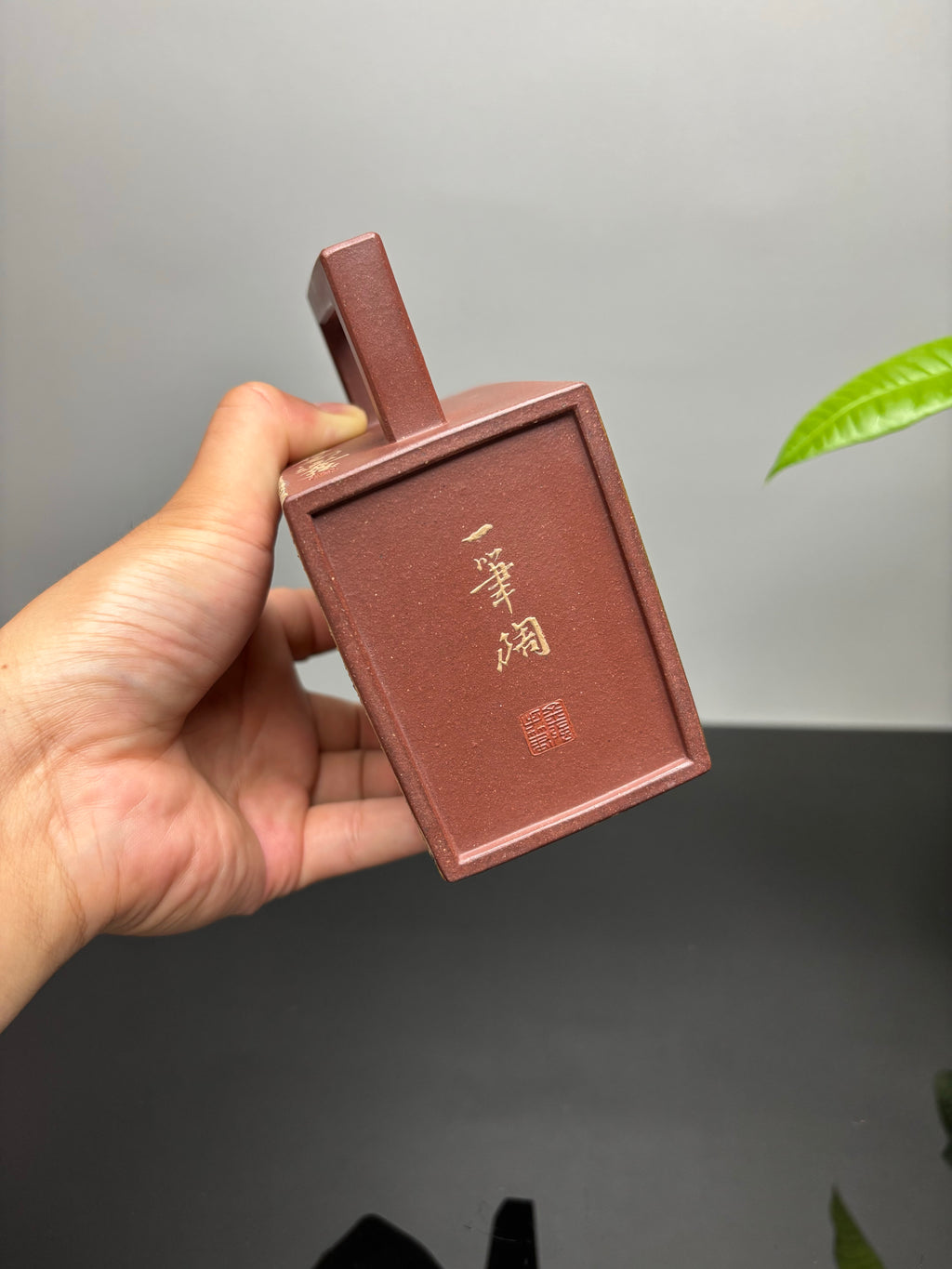 紫砂业界天花板·李金强亲绘稀世孤品【砖方壶·志存高远】原矿优质底槽清·500cc方壶纳尽山河阔，虎绘凌云志气雄。
