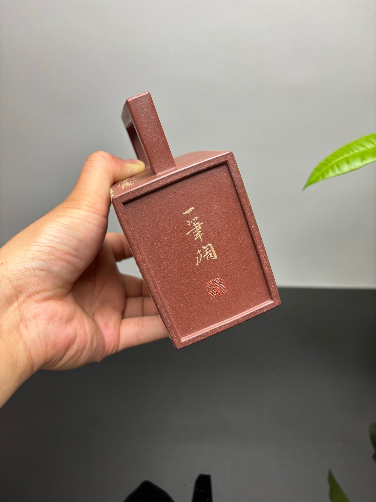 紫砂业界天花板·李金强亲绘稀世孤品【砖方壶·志存高远】原矿优质底槽清·500cc方壶纳尽山河阔，虎绘凌云志气雄。