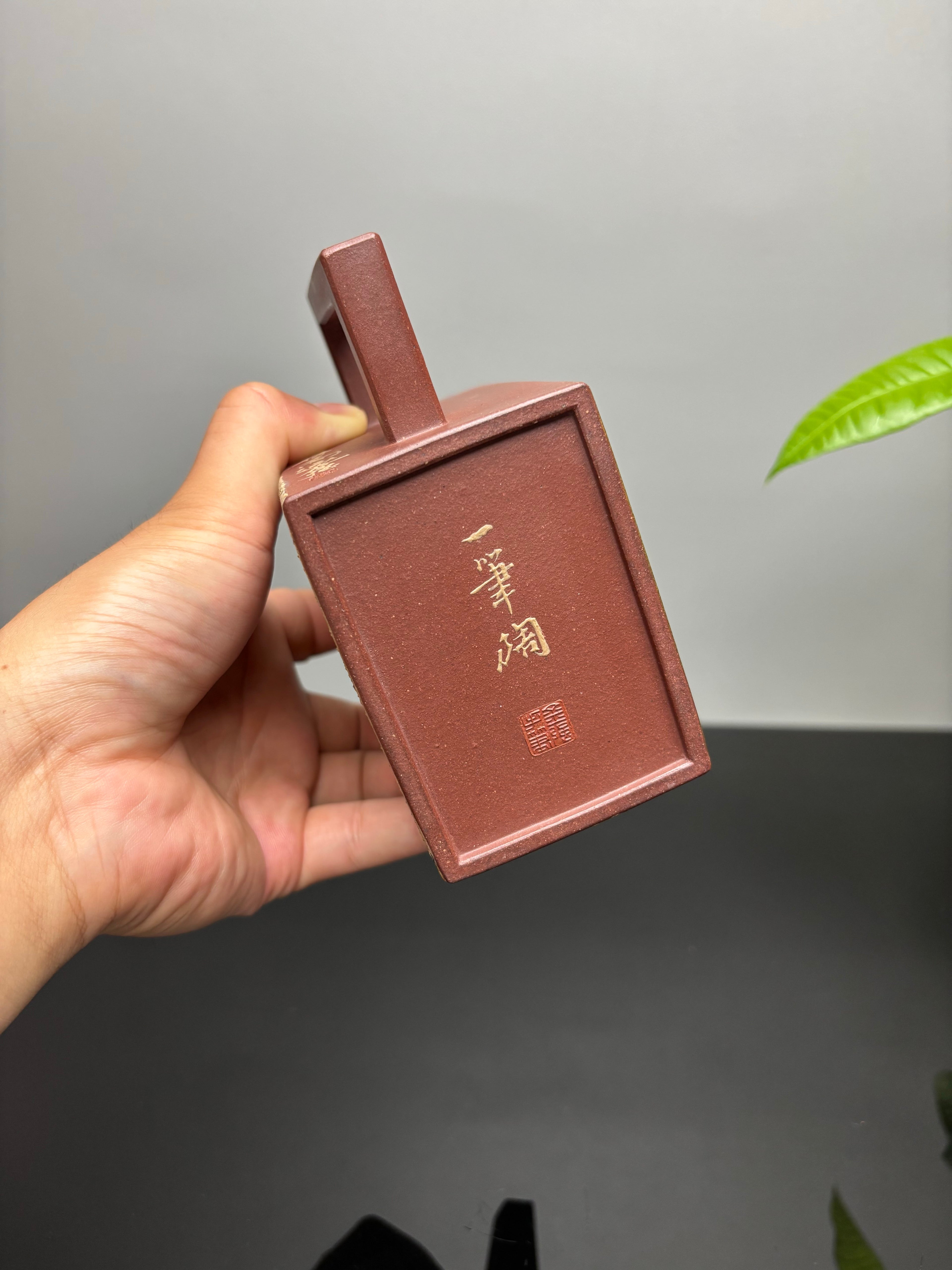 紫砂业界天花板·李金强亲绘稀世孤品【砖方壶·志存高远】原矿优质底槽清·500cc方壶纳尽山河阔，虎绘凌云志气雄。