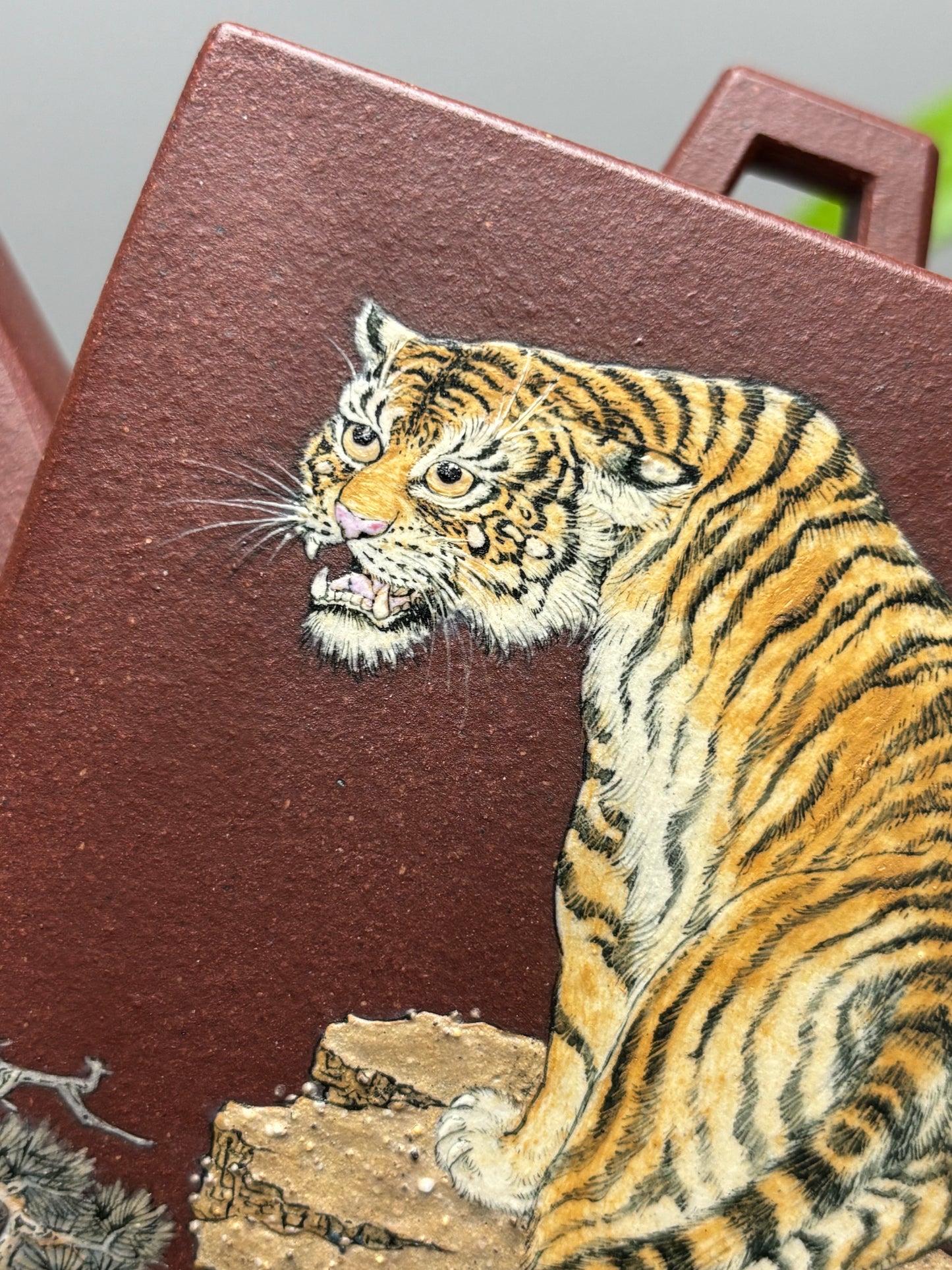 紫砂业界天花板·李金强亲绘稀世孤品【砖方壶·志存高远】原矿优质底槽清·500cc方壶纳尽山河阔，虎绘凌云志气雄。