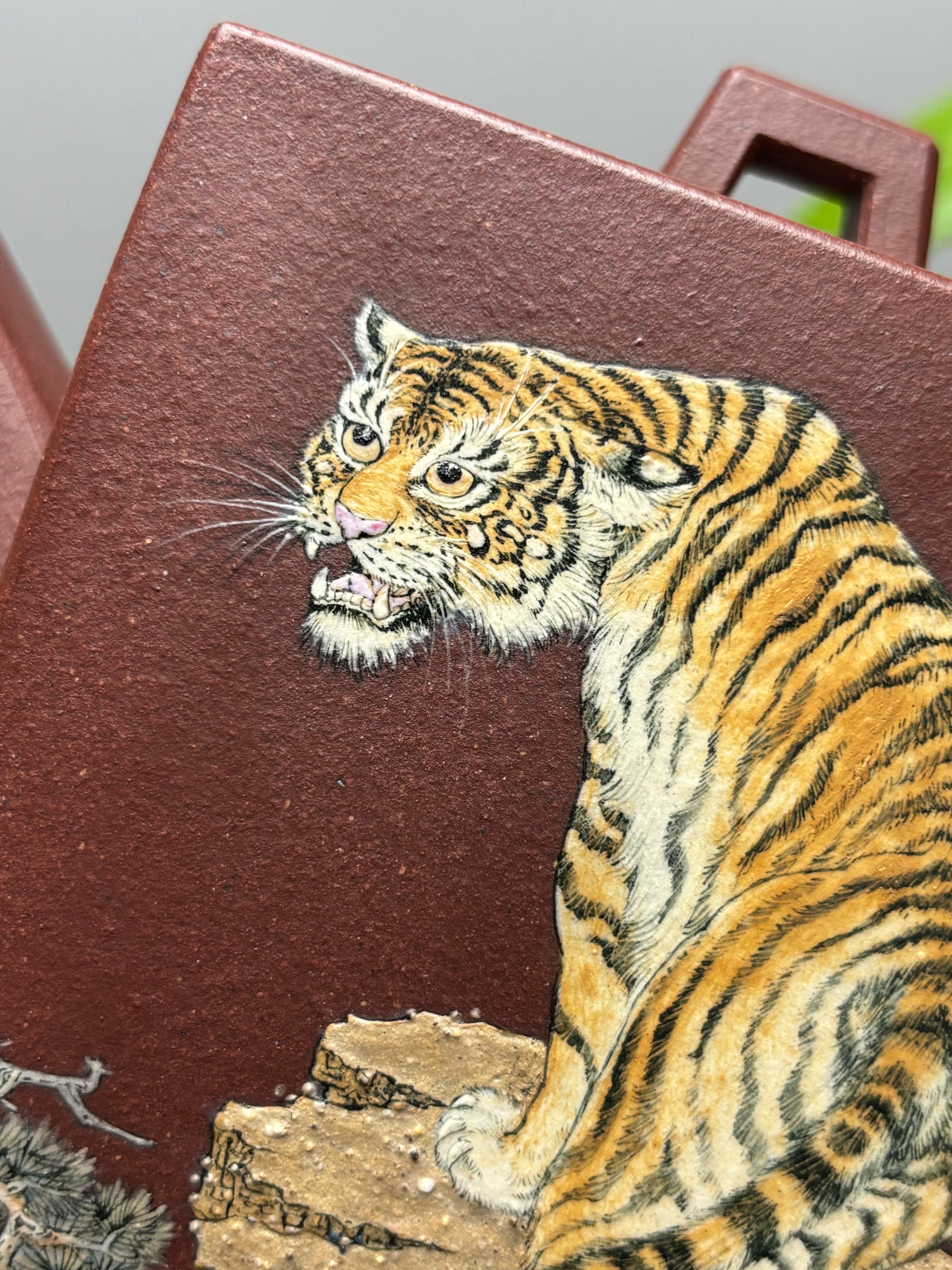 紫砂业界天花板·李金强亲绘稀世孤品【砖方壶·志存高远】原矿优质底槽清·500cc方壶纳尽山河阔，虎绘凌云志气雄。