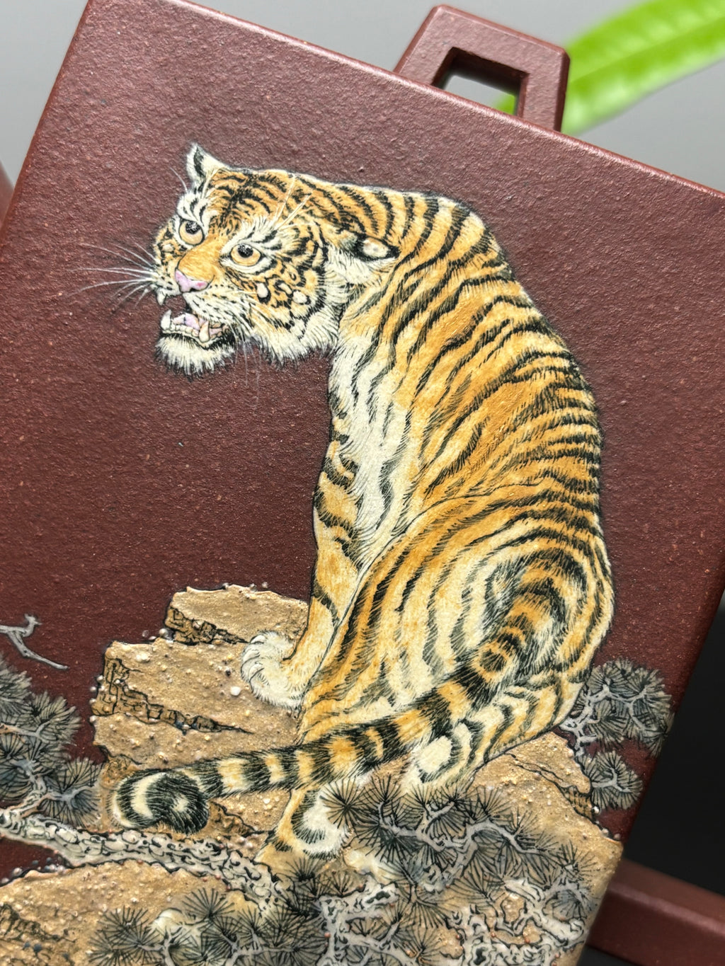 紫砂业界天花板·李金强亲绘稀世孤品【砖方壶·志存高远】原矿优质底槽清·500cc方壶纳尽山河阔，虎绘凌云志气雄。