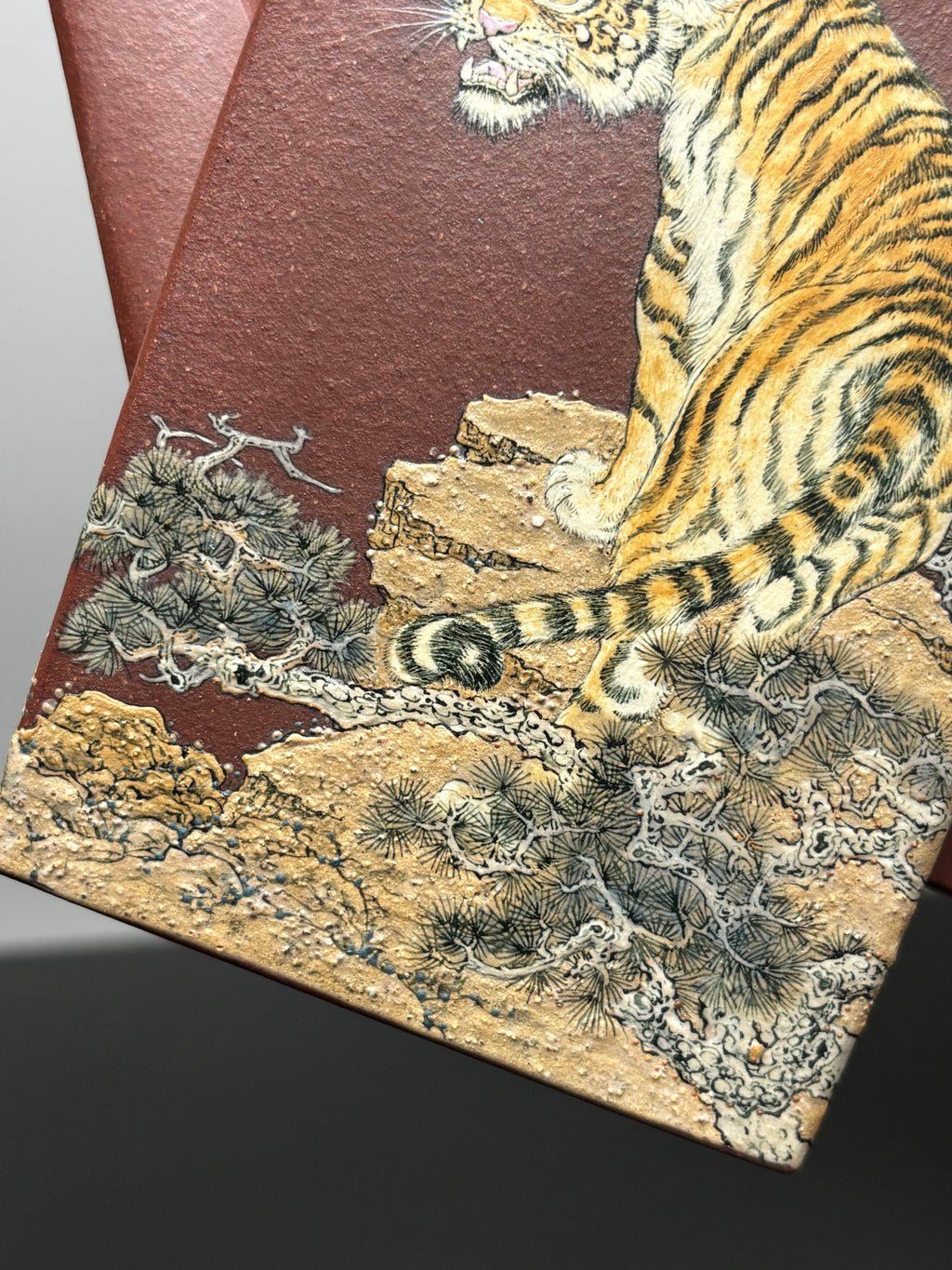 紫砂业界天花板·李金强亲绘稀世孤品【砖方壶·志存高远】原矿优质底槽清·500cc方壶纳尽山河阔，虎绘凌云志气雄。