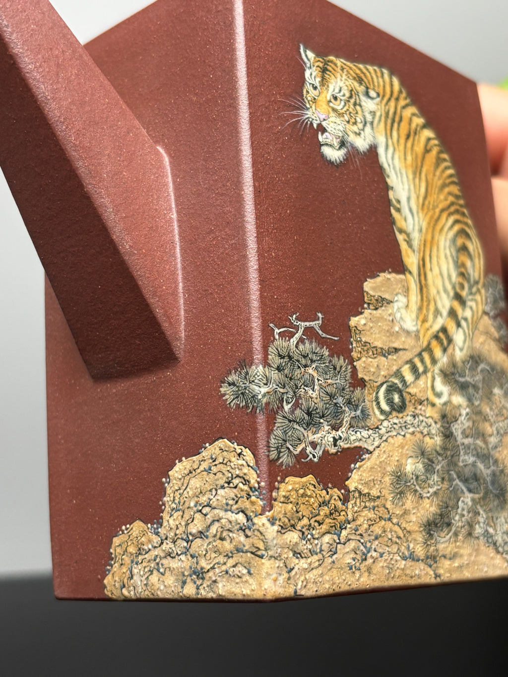 紫砂业界天花板·李金强亲绘稀世孤品【砖方壶·志存高远】原矿优质底槽清·500cc方壶纳尽山河阔，虎绘凌云志气雄。