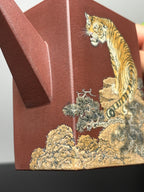 紫砂业界天花板·李金强亲绘稀世孤品【砖方壶·志存高远】原矿优质底槽清·500cc方壶纳尽山河阔，虎绘凌云志气雄。
