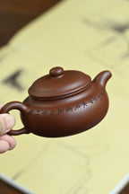 景舟仿古·全手工 /容量160cc/原矿底槽清 浑圆的壶身‮钮壶‬，古朴自然‮出，‬水爽利