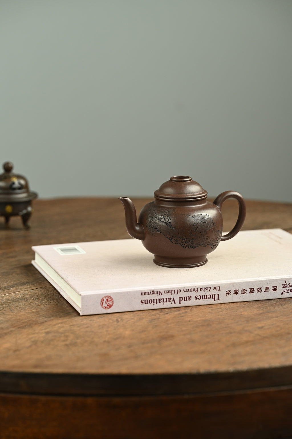 宫灯·全手工 /容量230cc/极品紫泥 宫灯壶是传统经典紫砂壶型，灵感来源于古时候的皇宫用灯
