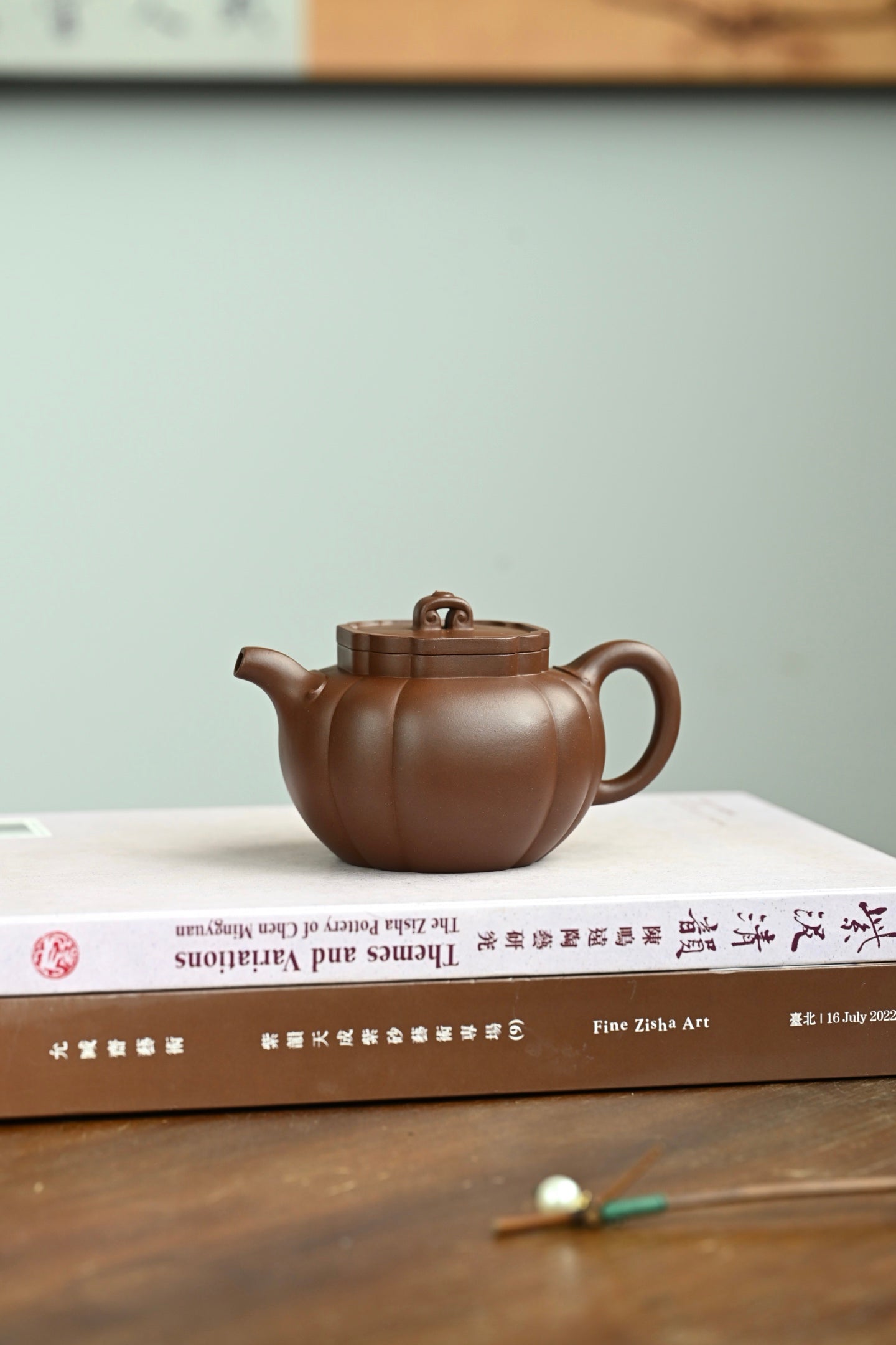 太极如意·全手工/容量300cc/原矿紫泥 筋纹贯穿壶身，线条清晰挺括，嘴把搭配气韵相通