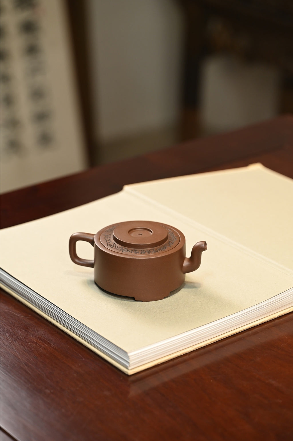 镜瓦·全手工  /容量150cc/极品紫泥 作品在传统镜瓦的基础上，进行大胆创新