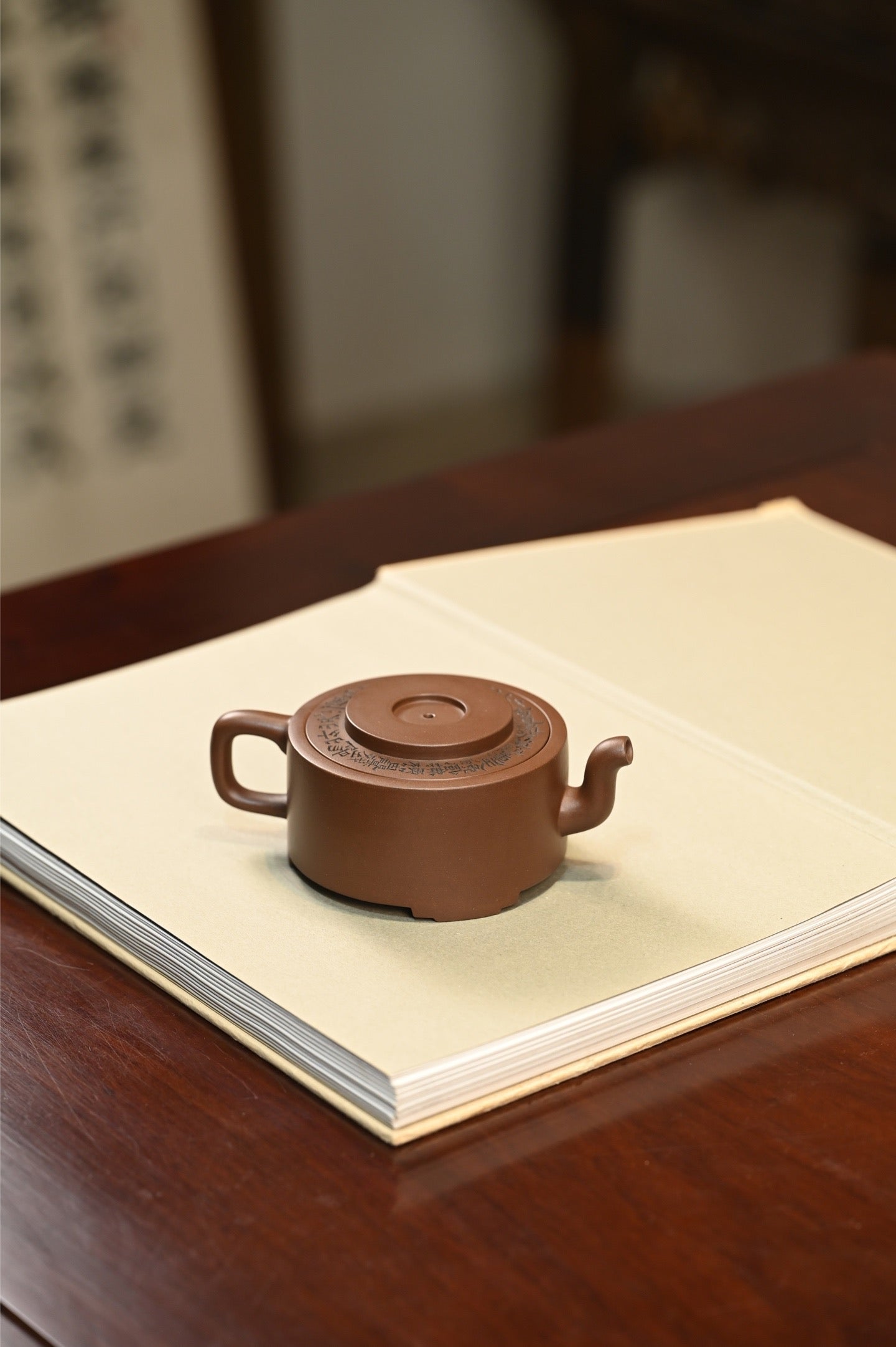 镜瓦·全手工  /容量150cc/极品紫泥 作品在传统镜瓦的基础上，进行大胆创新