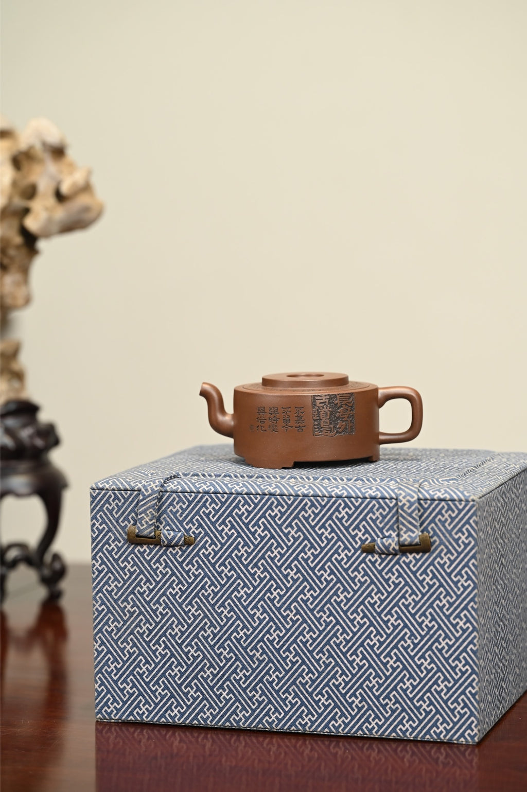 镜瓦·全手工  /容量150cc/极品紫泥 作品在传统镜瓦的基础上，进行大胆创新