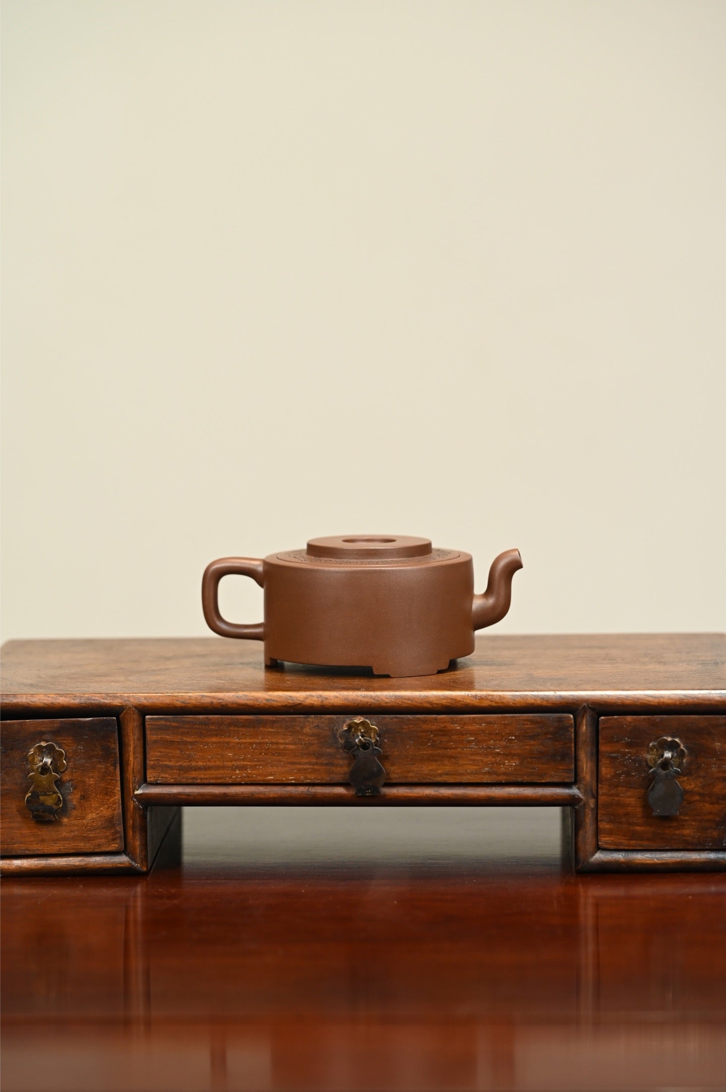 镜瓦·全手工  /容量150cc/极品紫泥 作品在传统镜瓦的基础上，进行大胆创新
