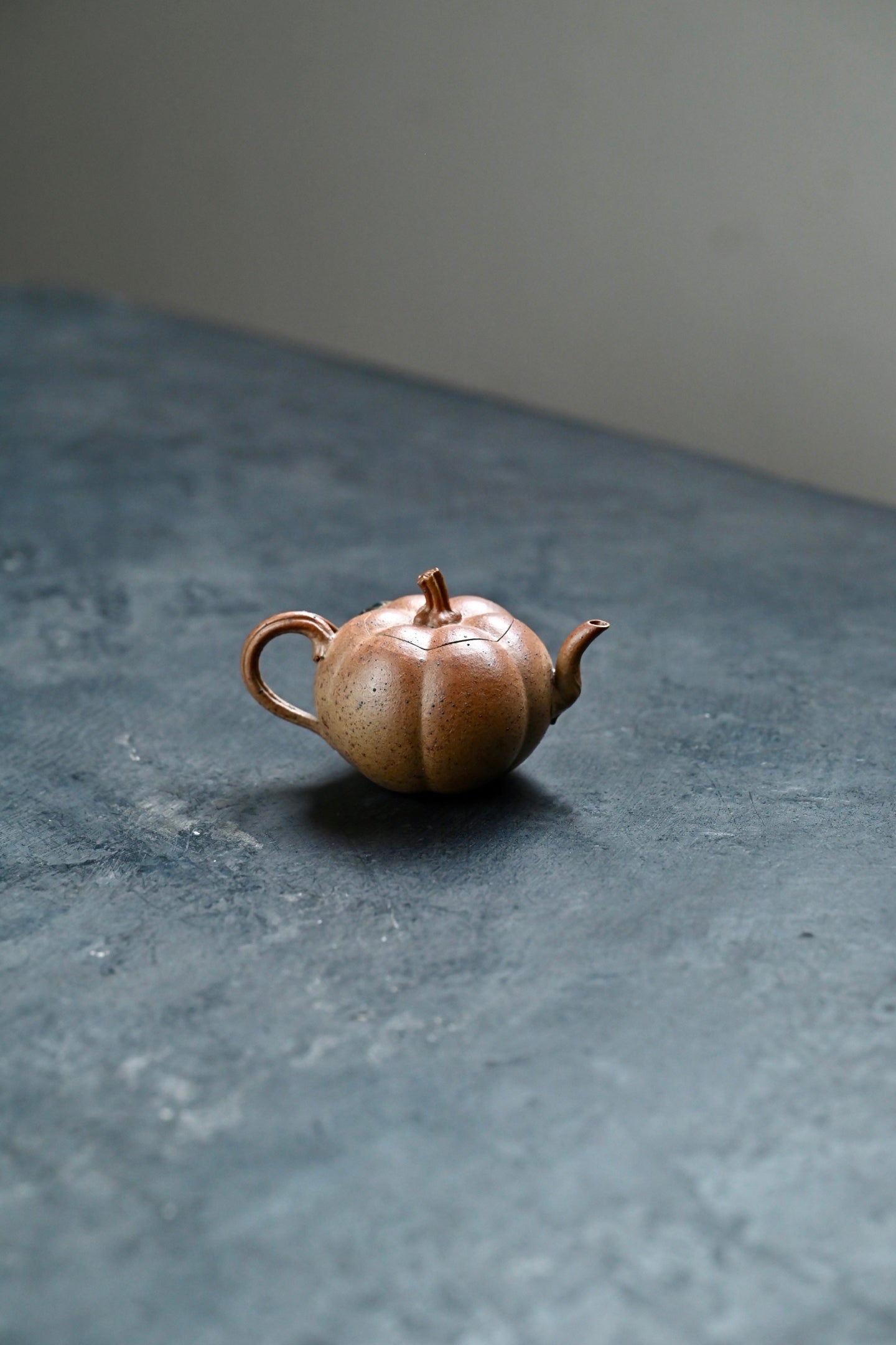 掌中宝·全手工薄胎 /容量65cc/段泥柴烧 以瓜形为壶体，瓜柄为壶盖，瓜藤为壶把，叶脉藤纹，贴绘逼真