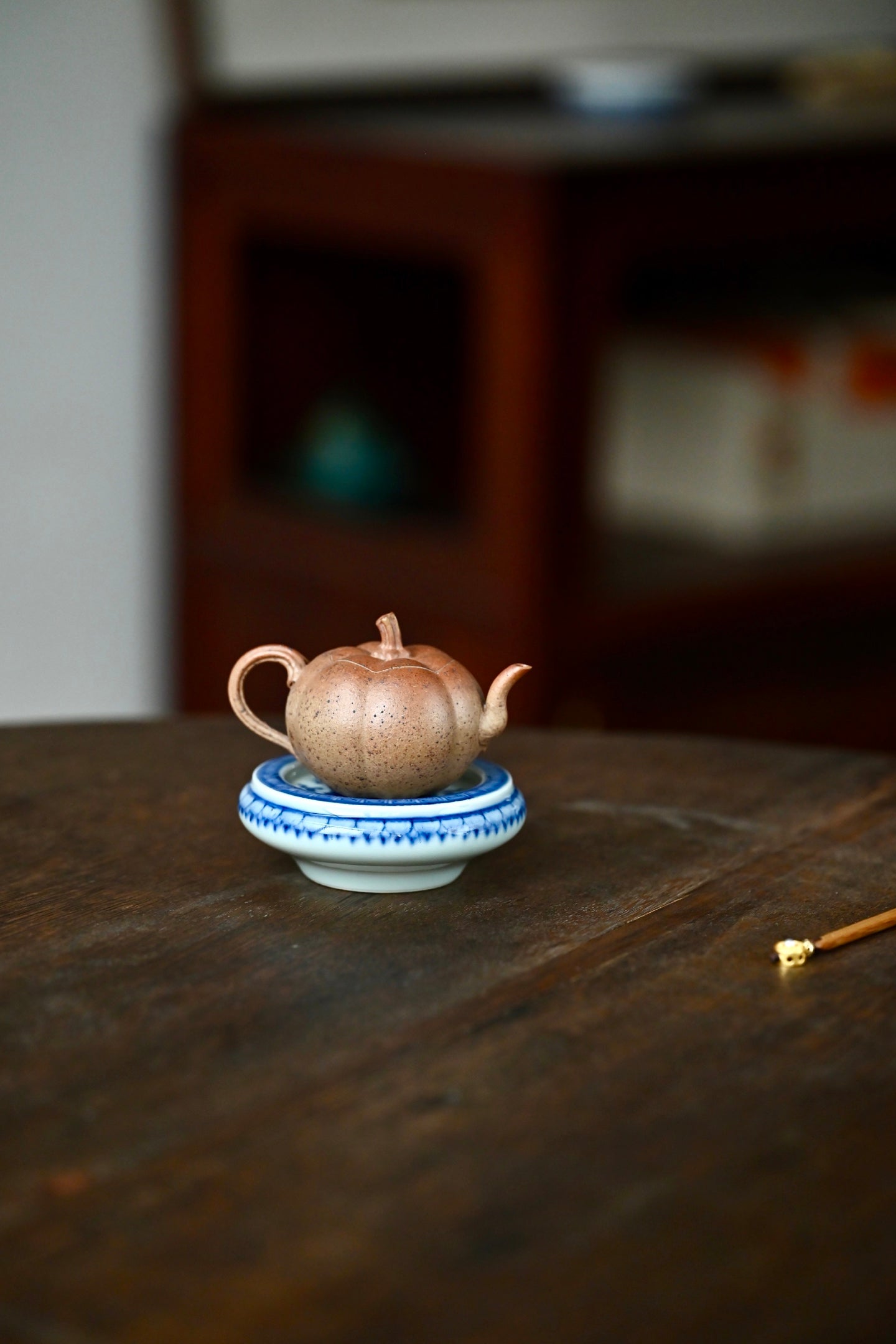 掌中宝·全手工薄胎 /容量65cc/段泥柴烧 以瓜形为壶体，瓜柄为壶盖，瓜藤为壶把，叶脉藤纹，贴绘逼真
