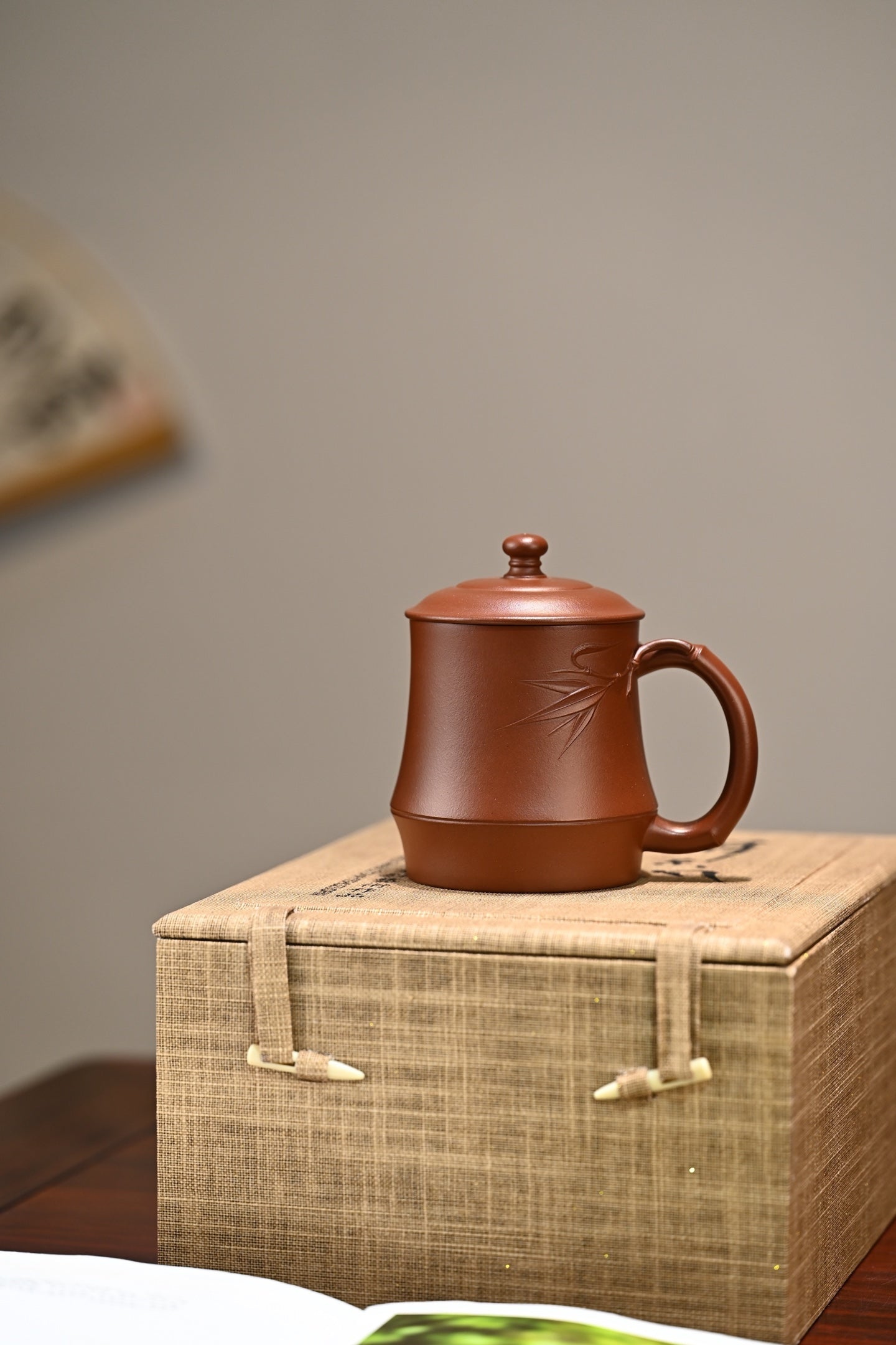 馨德杯·原创作品 /范泽锋夫人国高工汤宣武作品  /330cc/原矿底槽清 酒中浮竹叶，杯上写芙蓉