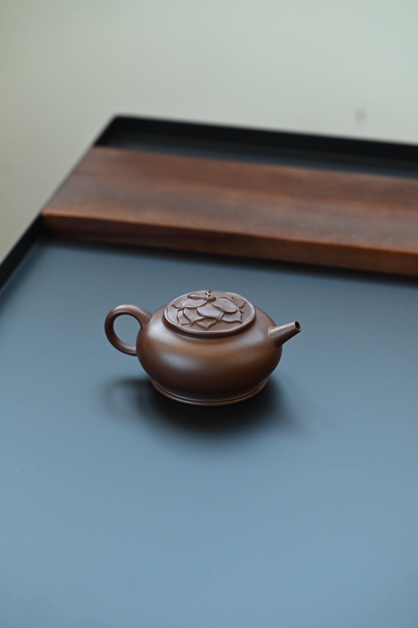 繁花·全手工 /容量200cc/原矿紫泥 腹鼓饱满，流把舒展清和