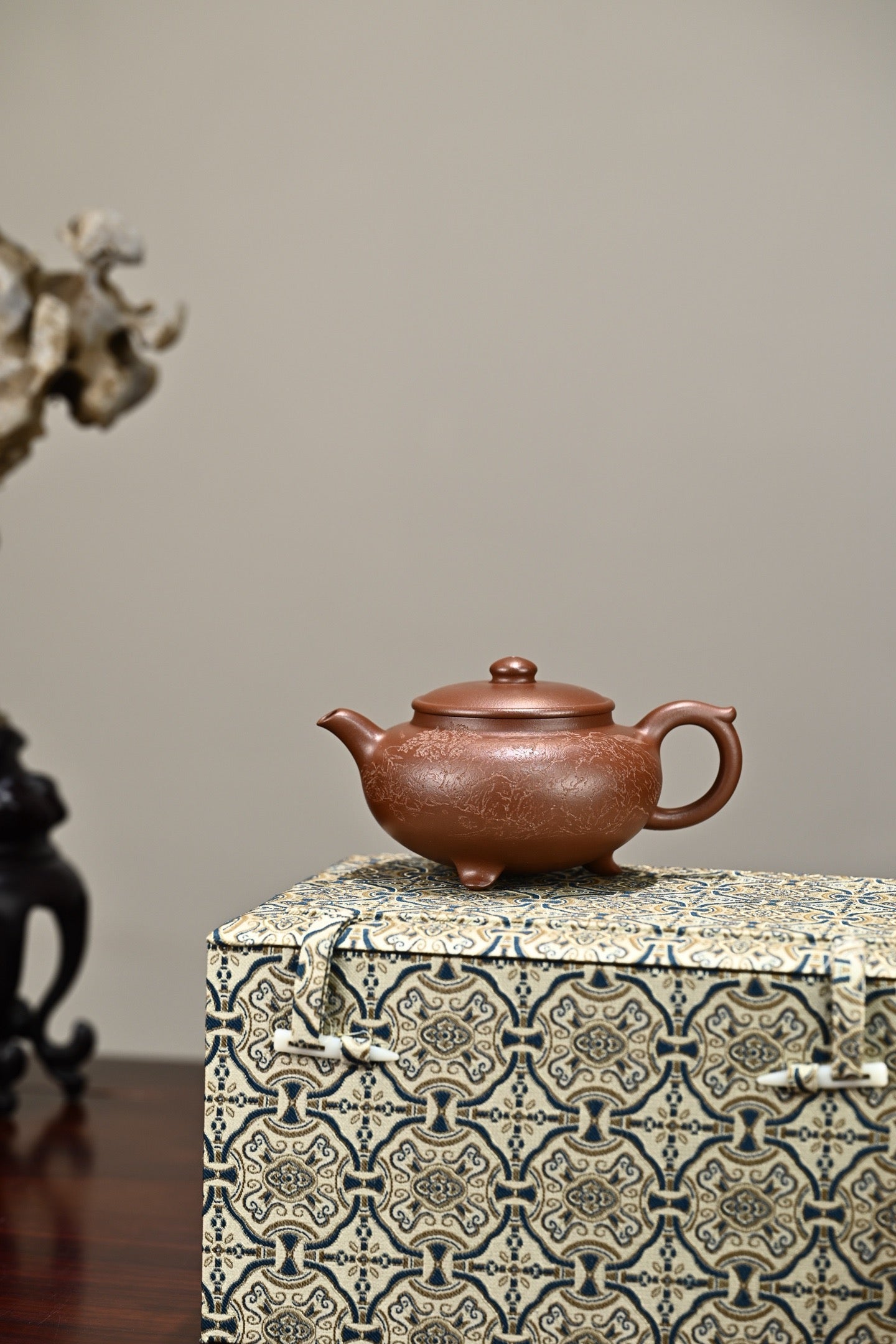 三足锦鼓·全手工/传统器高手沈妮作品，徐峰刻绘 /容量230cc/极品底槽清 一壶一世界，作品壶身饱满圆润