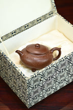 三足锦鼓·全手工/传统器高手沈妮作品，徐峰刻绘 /容量230cc/极品底槽清 一壶一世界，作品壶身饱满圆润