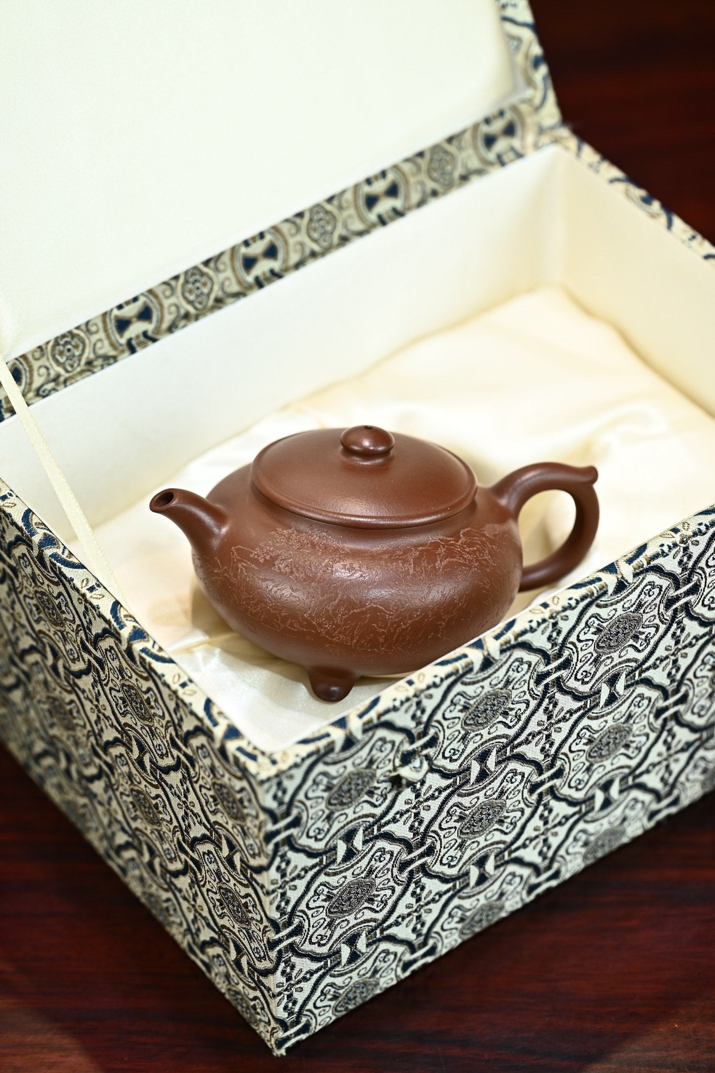 三足锦鼓·全手工/传统器高手沈妮作品，徐峰刻绘 /容量230cc/极品底槽清 一壶一世界，作品壶身饱满圆润