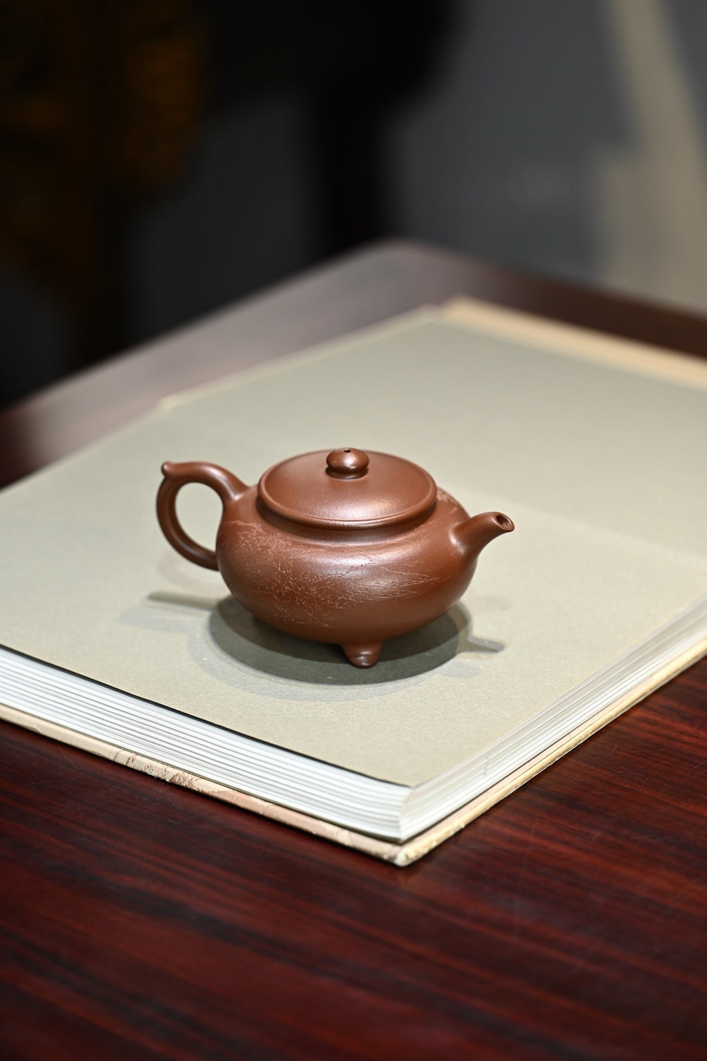 三足锦鼓·全手工/传统器高手沈妮作品，徐峰刻绘 /容量230cc/极品底槽清 一壶一世界，作品壶身饱满圆润